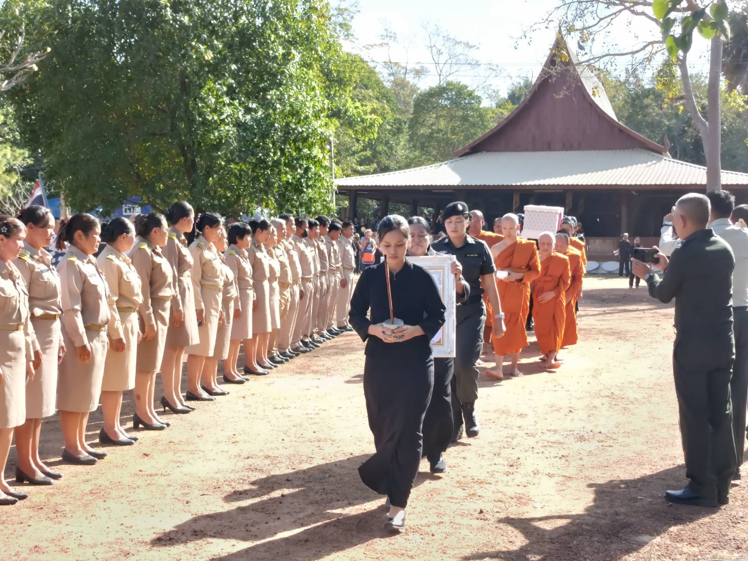 title - พระบาทสมเด็จพระเจ้าอยู่หัว พระราชทานน้ำหลวงอาบศพ และพวงมาลาพระราชทาน ไปวางที่หน้าหีบศพ พลทหารทิวตะวัน พลเยี่ยม วีรบุรุษผู้ปกป้องอธิปไตยชาติ